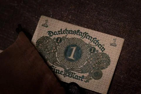 Reverse Side of Antique German 1 Mark Banknote on Wooden Surface 스톡 사진