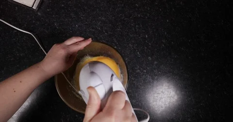 Reverse Time Lapse Of Lady Beginning To Use Electric Mixer To Mix Eggs And 스톡 동영상 109199997
