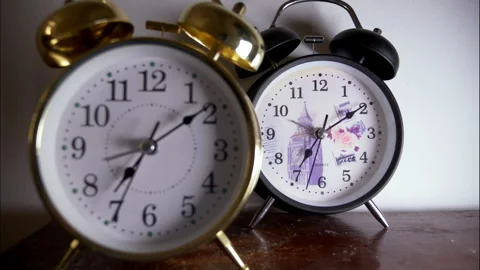 Reverse Time-Lapse of Two Vintage Clocks With Selective Focus Видео 336264281