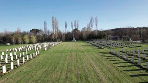 Reverse view War Cemetery-Aerial drone 4k Commewealth soldiers buried in Tuscany 스톡 동영상 185706610