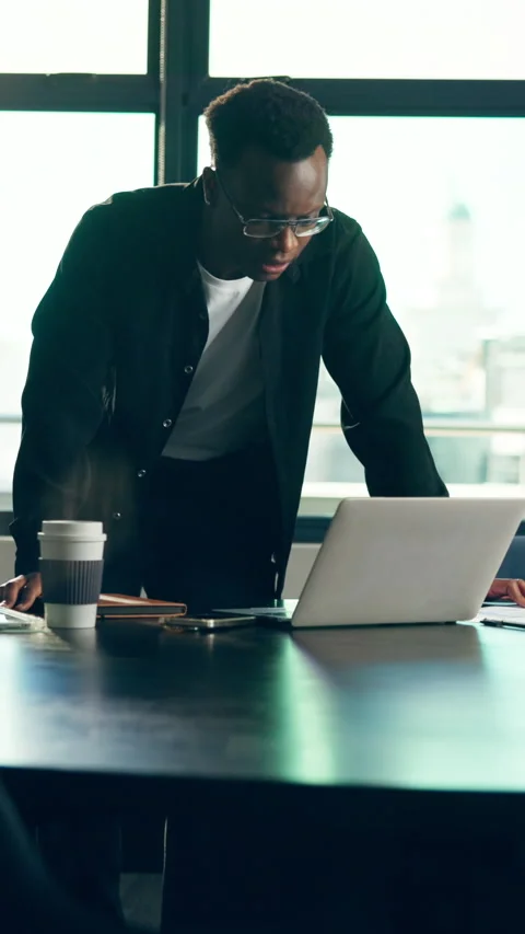Review, fail or black man in office with laptop, client loss or payment error in Stock Footage 333692413