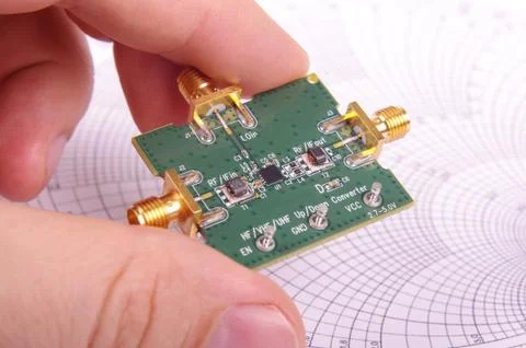 RF engineer inspect microwave mixer PCB Foto stock