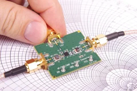 RF engineer inspect microwave mixer PCB Foto stock
