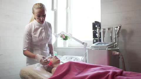 RF lifting procedure in a modern spa. Video stock 147452539