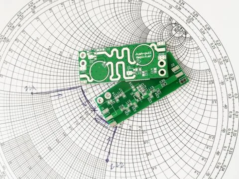 RF PCB in front of Smith chart Foto stock