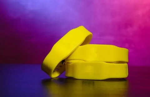 The RFID bracelet is a convenient replacement for electronic cards. Fotos Stock