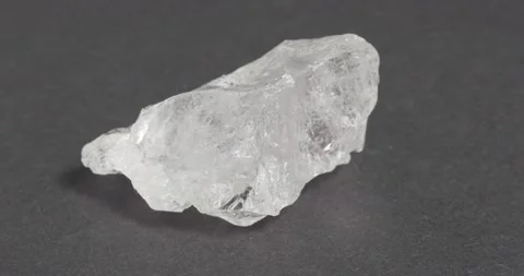 Rhinestone mineral on a dark background. Vidéo 164286047
