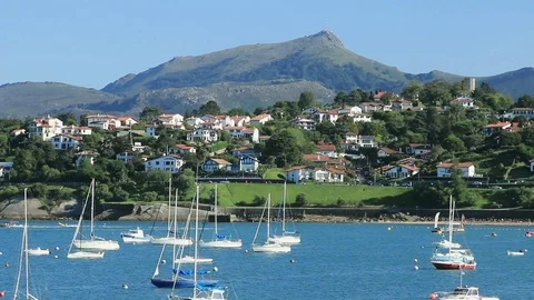 The Rhune mountain overlooking Ciboure in basque country, Fr Video stock 121469040