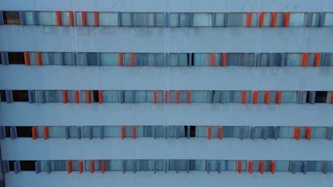 Rhythmic Architectural Patterns on a Modern Urban High-Rise: A Detailed Loo.. Vidéo 325263079