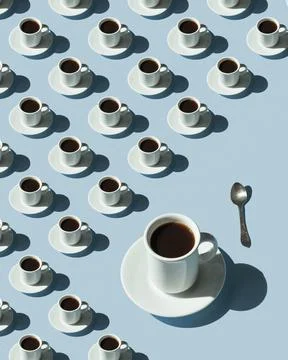 Rhythmic pattern from cups with coffee on a blue background. Foto stock