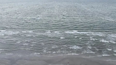 Rhythmic Waves Against the Shore at Dusk 库存影片 301480591