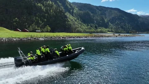 RIB tourists speeding through Mostraumen in Modalen Norway sunny aerial Vidéo 335393129