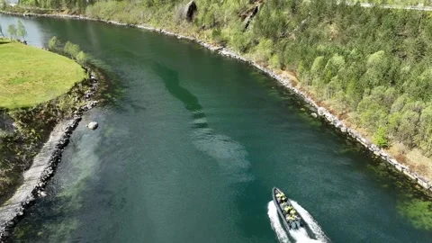 RIB tourists speeding through narrow Mostraumen channel in Modalen Norway 库存影片 335410902