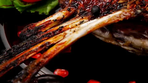 Ribs on black plate Vídeos de archivo 25440457