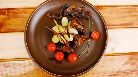 Ribs on dish Vídeos de archivo 43582242