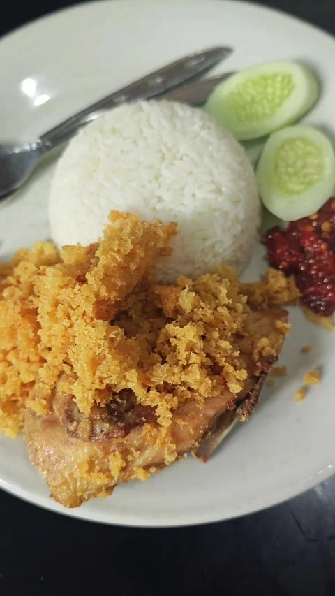 Rice and fried chicken Stockbeeldmateriaal 328266547