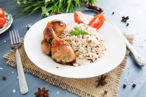 Rice with chicken on a serving gray table Foto stock