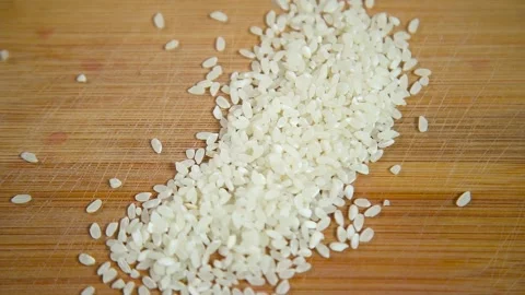 Rice falls on a cutting board Video stock 195112108