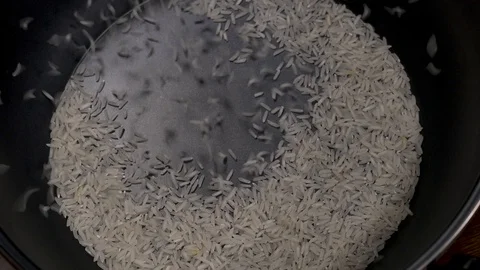 Rice grains falling in a pot Stock-Footage 88255189