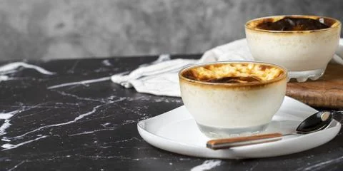 Rice pudding on a dark background. Rice pudding dessert made with milk. Turki Foto stock