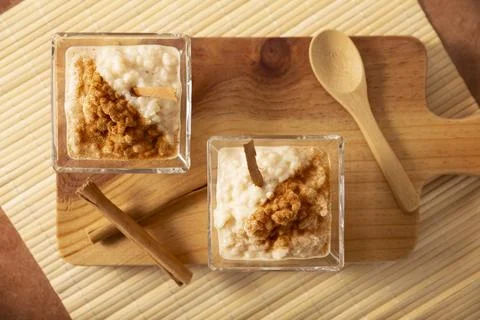 Rice pudding. Sweet dish made by cooking rice in milk and sugar, some recipes Foto stock