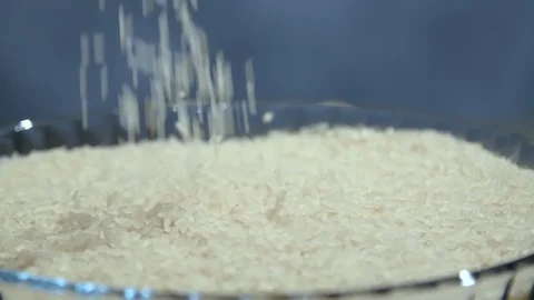 Rice sprinkles in a full cup Vídeo Stock 127522458