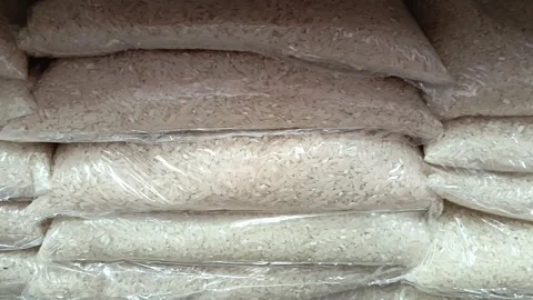 Rice in transparent bags, packaging on the shelf in the supermarket. Grocery Видео 336182882