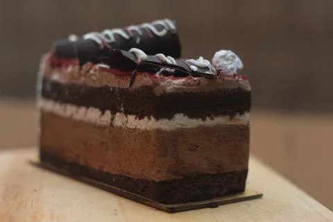 A rich chocolate cake with multiple layers and decorative toppings sits on a  库存照片