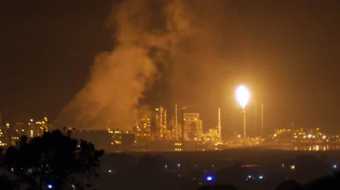 Richmond Refinery, Medium shot of flaring from a refinery  Vidéo 45251930