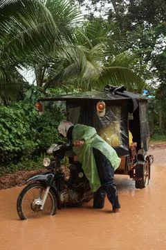 Rickshaw driver stuck in mud raid Monsoon Stock Photos