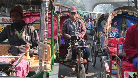 Rickshaw Drivers Wait Traffic Light Stop Dhaka Crowded Intersection Bangladesh 動画素材 339222123