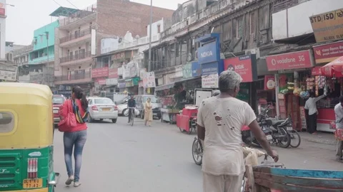 Rickshaw pullers and people on Old Delhi street, India Vídeos de archivo 111559490
