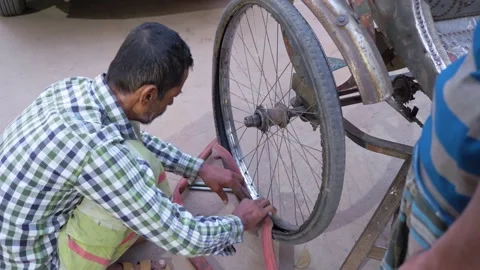 Rickshaw tyre change Video stock 135477951