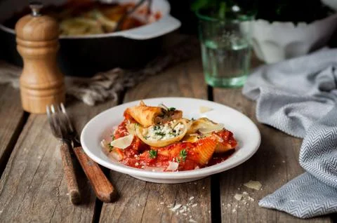 Ricotta Stuffed Conchiglioni with Tomato Foto stock