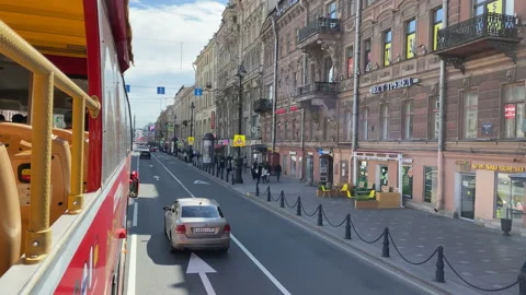 Ride on a double-decker bus along Nevsky Prospekt Video stock 155426462