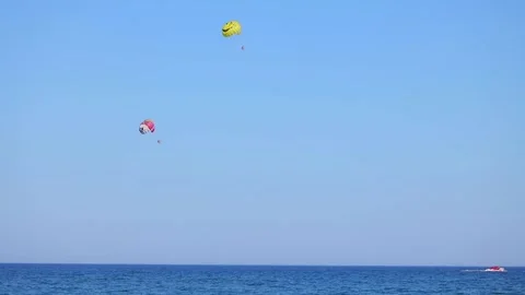 To ride a parachute it is high over the sea. Entertainment on a resort beach Vídeos de archivo 140598227