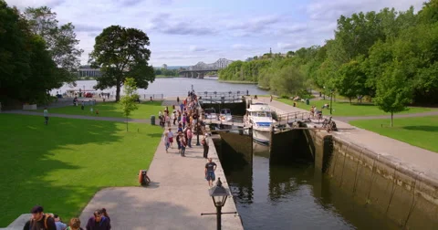 Rideau Locks Opening Up for a Boat Preparing to Go Through Vidéo 65530175