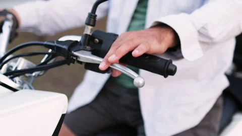 The rider pulls the handlebar brake with practiced pressure. Video stock 312639000