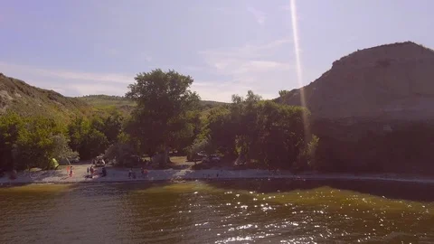 A ridge of cliffs on the shore Vidéo 115098302