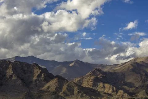 Ridge of the Himalayan desert mountains in the evening Foto stock