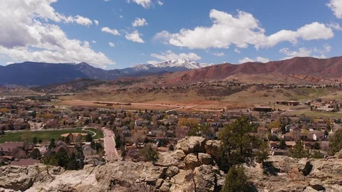 Ridge Line Pull Over Reveal in Ute Valley Overlooking Snowy Pikes Peak Mountain Video stock 107144735