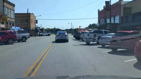 Ridin' with Biden caravan timelapse speeding thru historic downtown Wiley, Texas Vídeo Stock 140948757