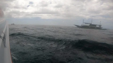 Riding alongside a boat Stockbeeldmateriaal 127005133