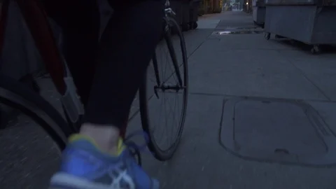 Riding bike through puddle Vidéo 86880685