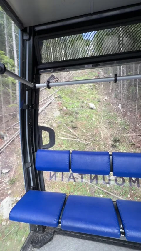 Riding a Cable Car in Grouse Mountain Stockbeeldmateriaal 337184215