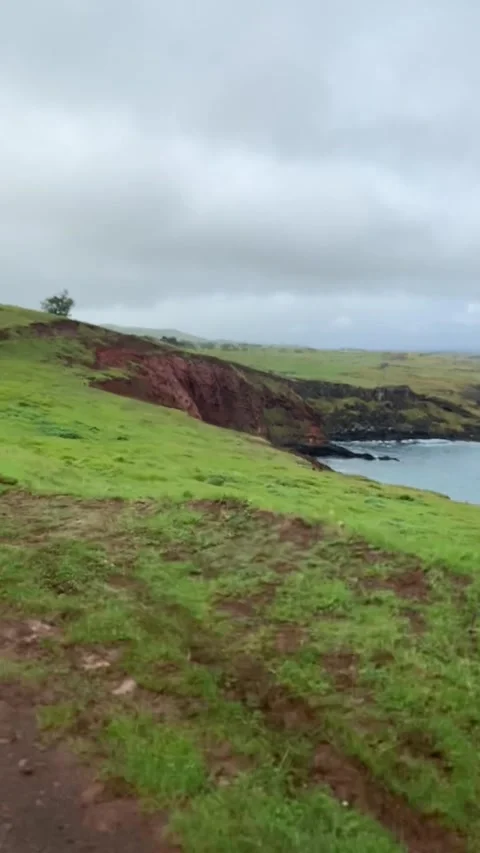 Riding on a dirt coastal road in Easter Island 스톡 동영상 342837047