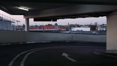 Riding down through the curve in the park house in Berlin 库存影片 139823211