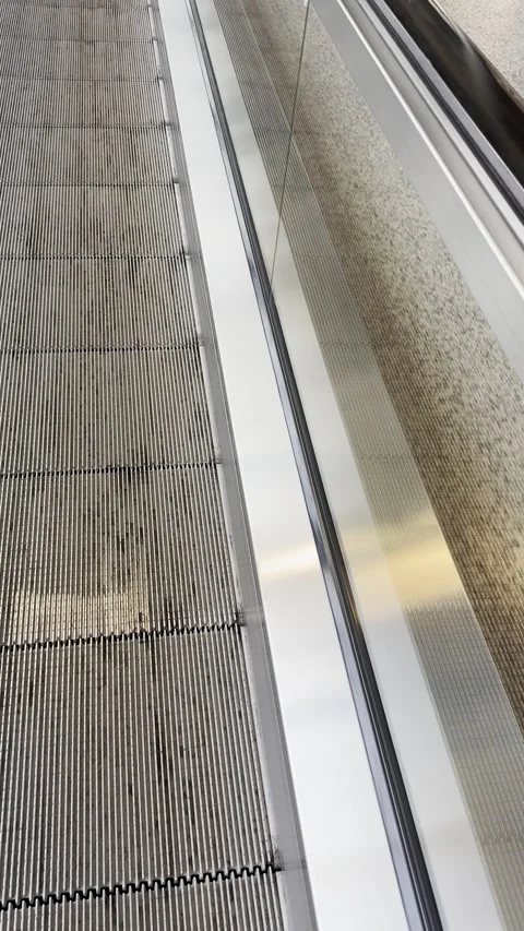 Riding an escalator at shopping Mall 库存影片 341293213