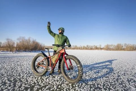 Riding fat bike in winter a male cyclist is riding a fat mountain bike in ... Stock Photos