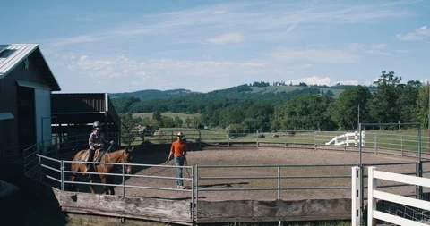 Riding lesson in circular dirt equestrian bull pen arena Stock Footage 105011077